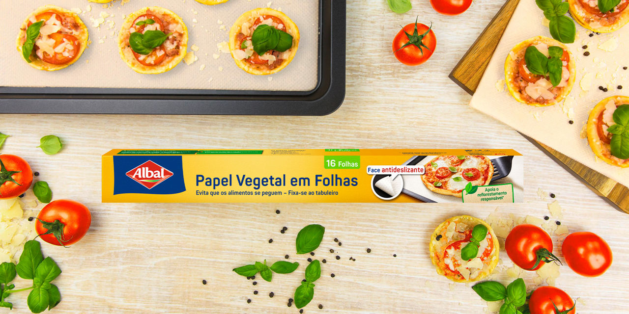Imagem de cabeçalho com folhas de papel vegetal antiaderente Albal® e ingredientes frescos como tomate e ervas sobre uma superfície clara.