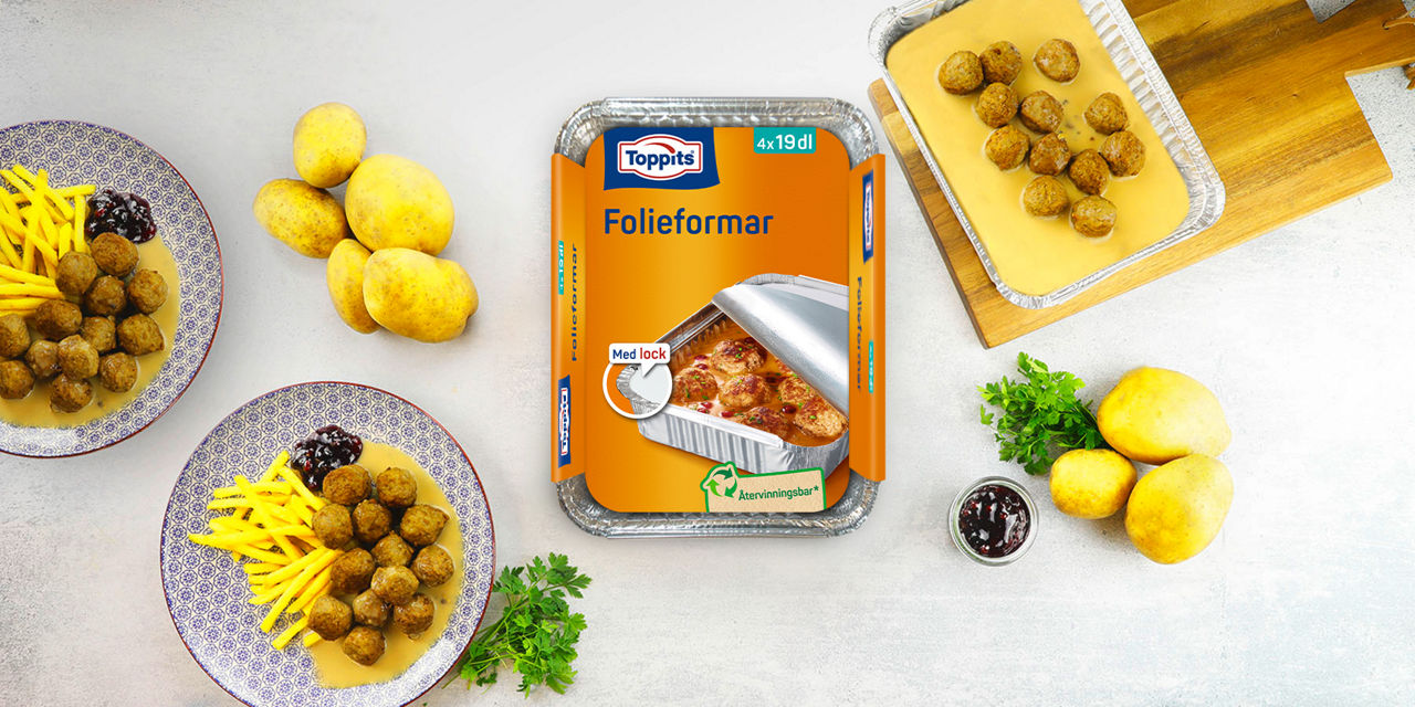 Headerbild med Toppits® Folieformar, råa potatisar, produktförpackningen och en rätt med köttbullar i sås med pommes frites på två tallrikar