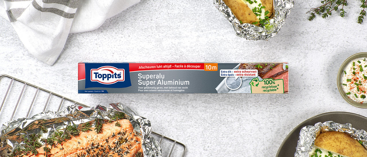 Toppits(R) Superalu Super Aluminium aluminiumfolie 10m op een keukenblad met gebakken zalm, aardappelen in folie en verse kruiden