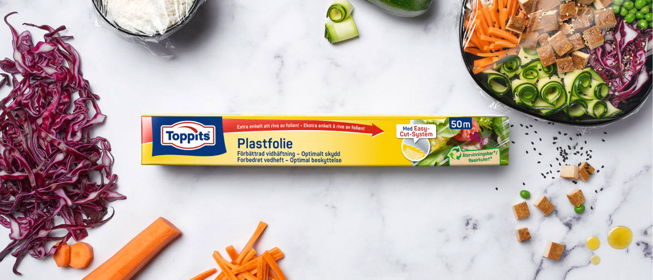 Upptäck Toppits plastfolie med easy-cut-system – den självhäftande treskiktsfolien som håller maten fräsch längre. Enkel att använda, bevarar smak och näringsämnen, skyddar mot lukt och passar perfekt för både kyl och kök. Läs mer hos Toppits! 