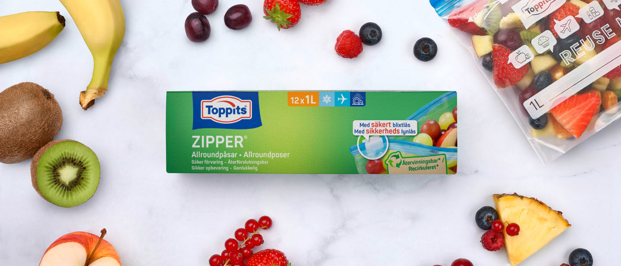 Toppits® Zipper® emballage med friske fødevarer, dekorativt arrangeret på lys baggrund