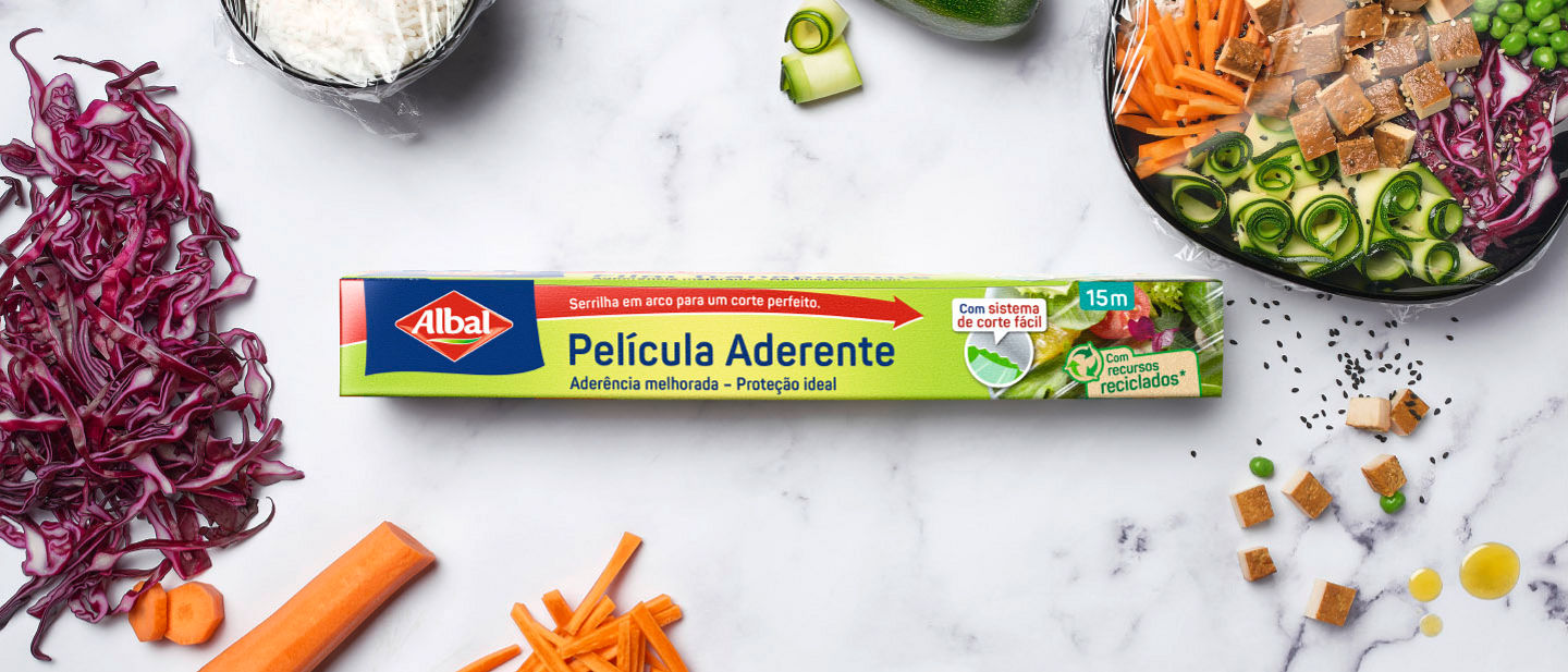 Imagem de cabeçalho com embalagem de película aderente Albal® e ingredientes frescos sobre uma superfície clara