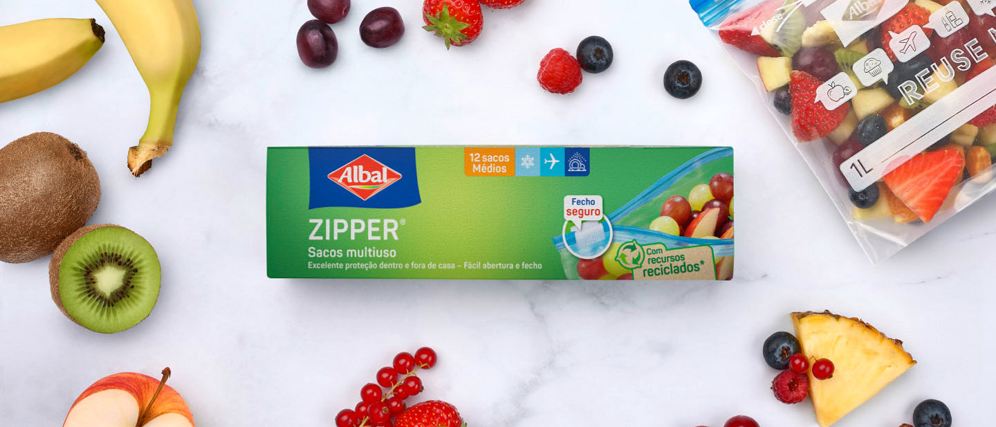 Imagem de cabeçalho com embalagem de Albal® Zipper® e vários pedaços de fruta fresca sobre uma superfície clara