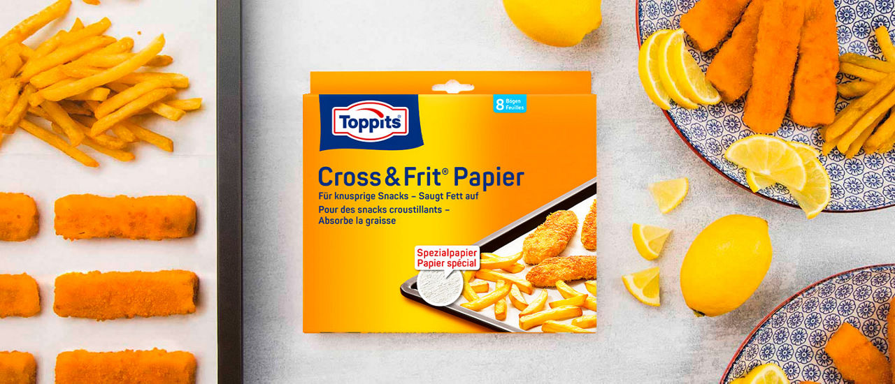 Toppits Cross & Frit Papier mit knusprigen Pommes und Fischstäbchen auf einem Backblech.