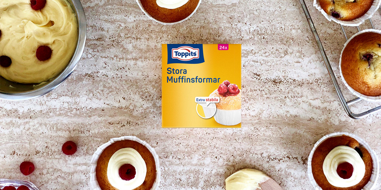 Headerbild med Toppits® Stora Muffinsformar och nybakade muffins på ljus bakgrund.