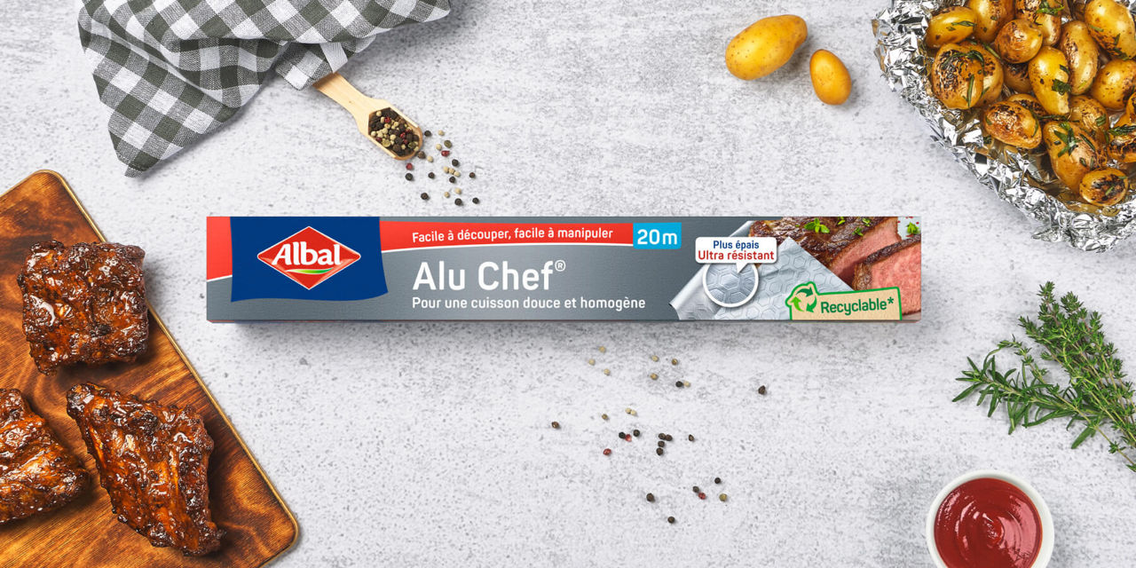 Papier aluminium Albal ALU Chef ultra résistant entouré d'ingrédients et de préparations culinaires
