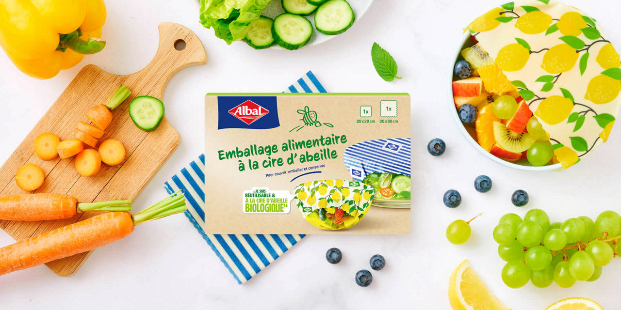 Boîte d'emballage alimentaire à la cire d'abeille Albal entourée de fruits et légumes frais