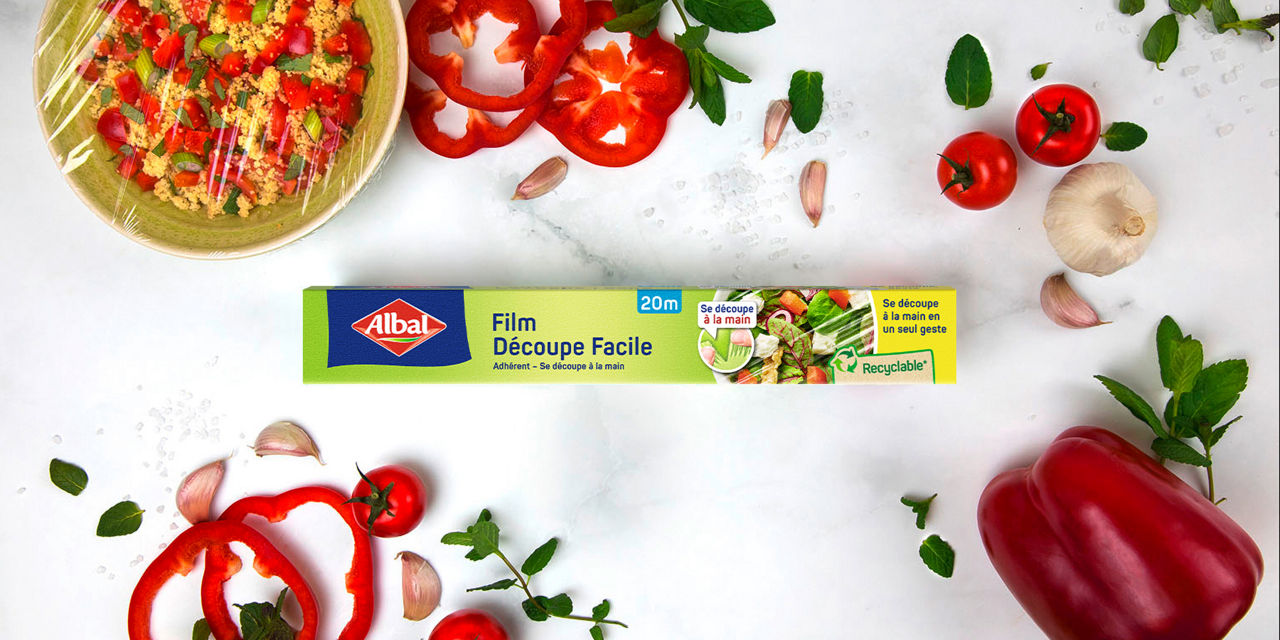 Film Découpe Facile Albal, légumes frais et bol de taboulé recouvert de film alimentaire