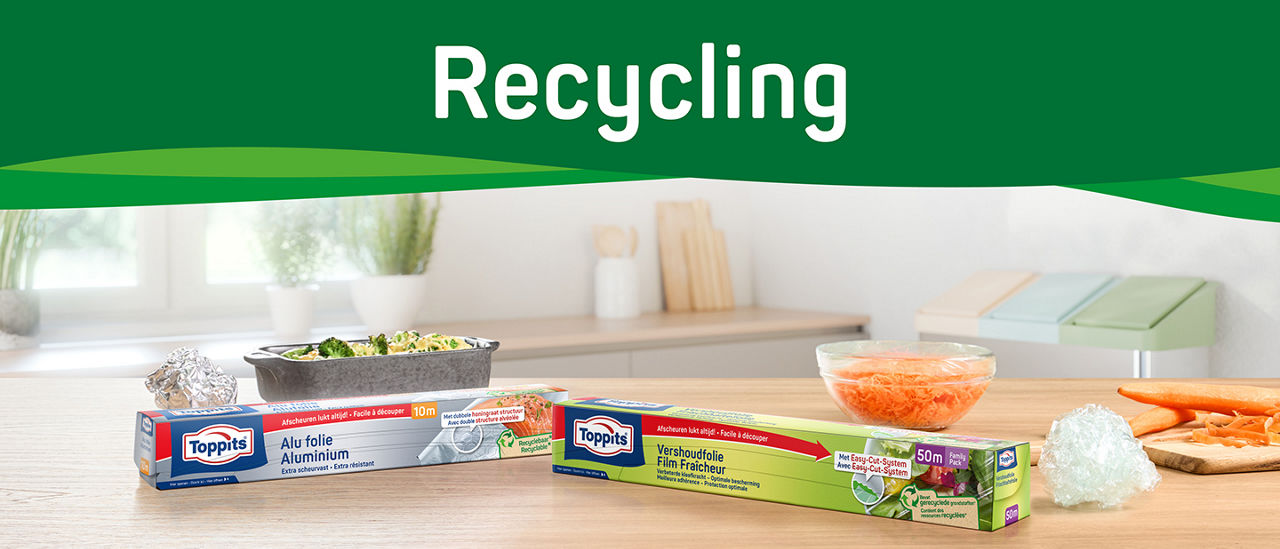 Illustration sur le thème du recyclage : sur un plan de travail de cuisine, du film alimentaire, du papier d'aluminium et une boule de papier d'aluminium sont posés à côté d'une planche en bois sur laquelle sont disposés des légumes coupés. 