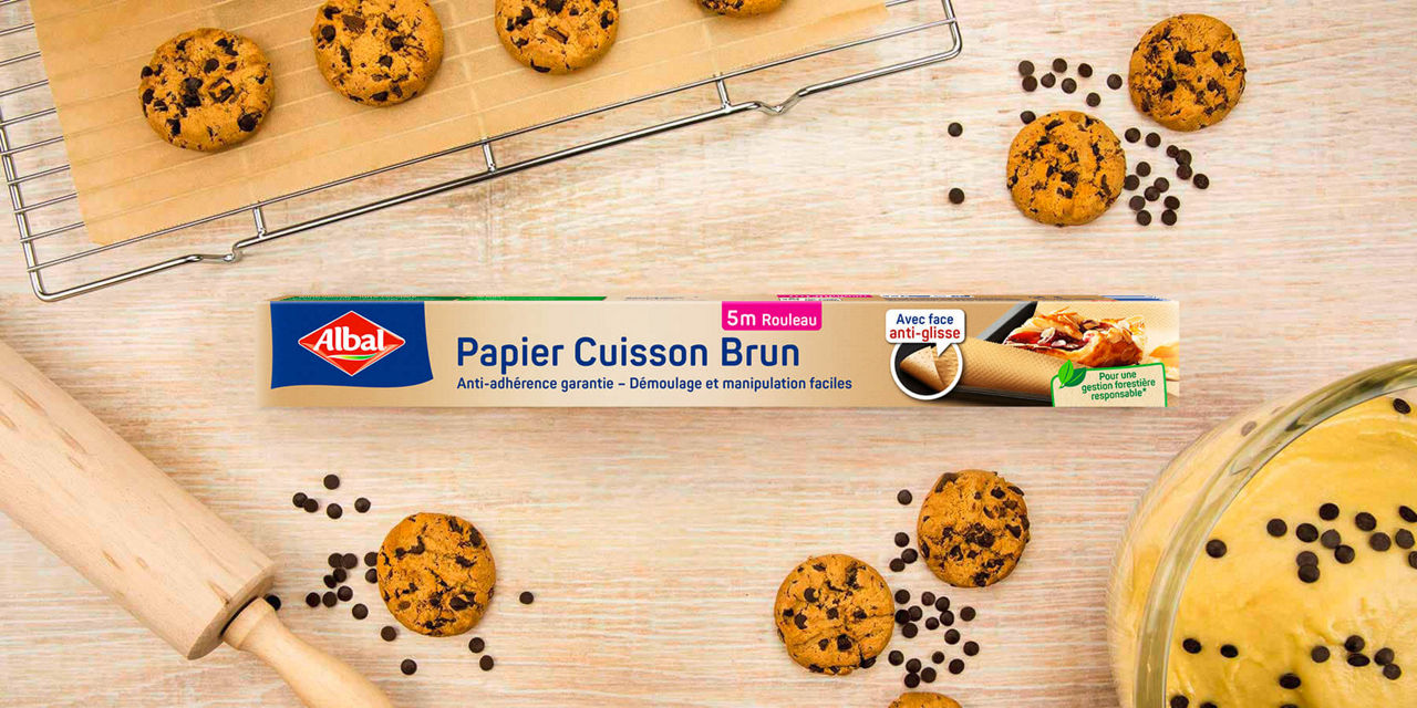 Rouleau de papier cuisson Albal® Brun Albal avec cookies aux pépites de chocolat, ustensiles de pâtisserie et grille