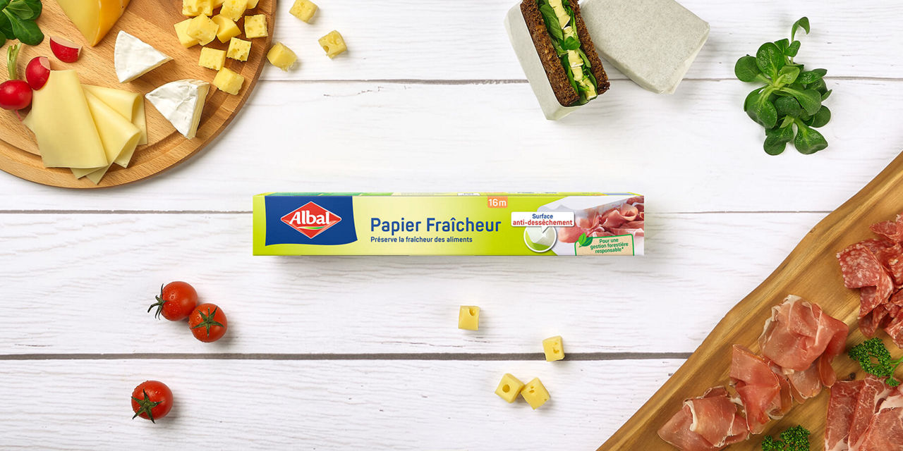 Papier Fraîcheur Albal pour préserver la fraîcheur des aliments, entouré d'ingrédients frais