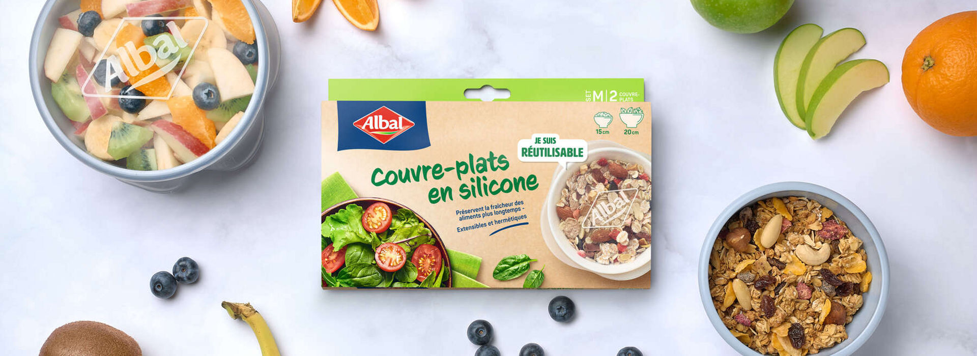 Boîte de couvre-plats en silicone Albal entourée de fruits frais