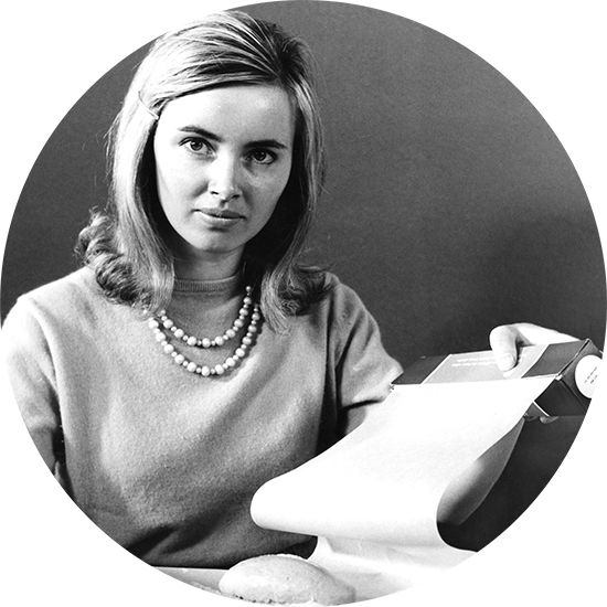 Mujer leyendo un documento en blanco y negro