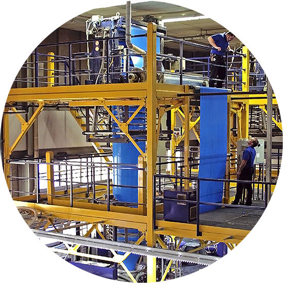 Vista de una estructura industrial con maquinaria y plataformas