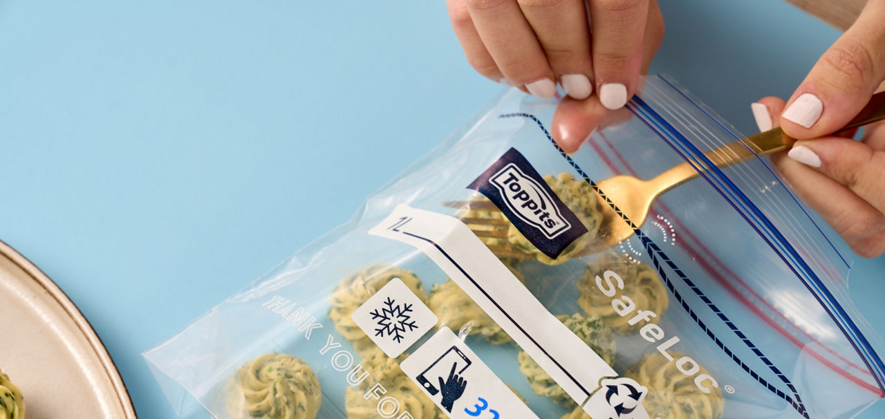 Betterave rouge coupée au couteau sur une planche en bois