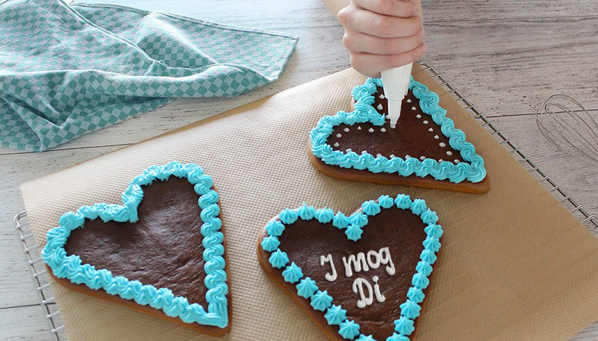 Hand dekoriert Lebkuchenherzen mit dem Toppits Spritzbeutel