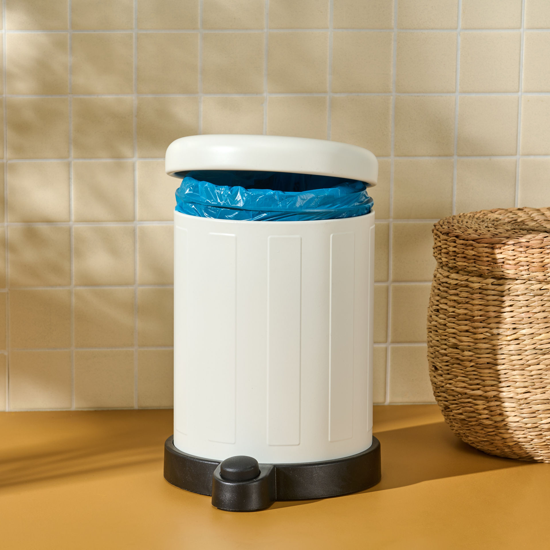 Badezimmer-Mülleimer mit hellblauen Müllbeutel 