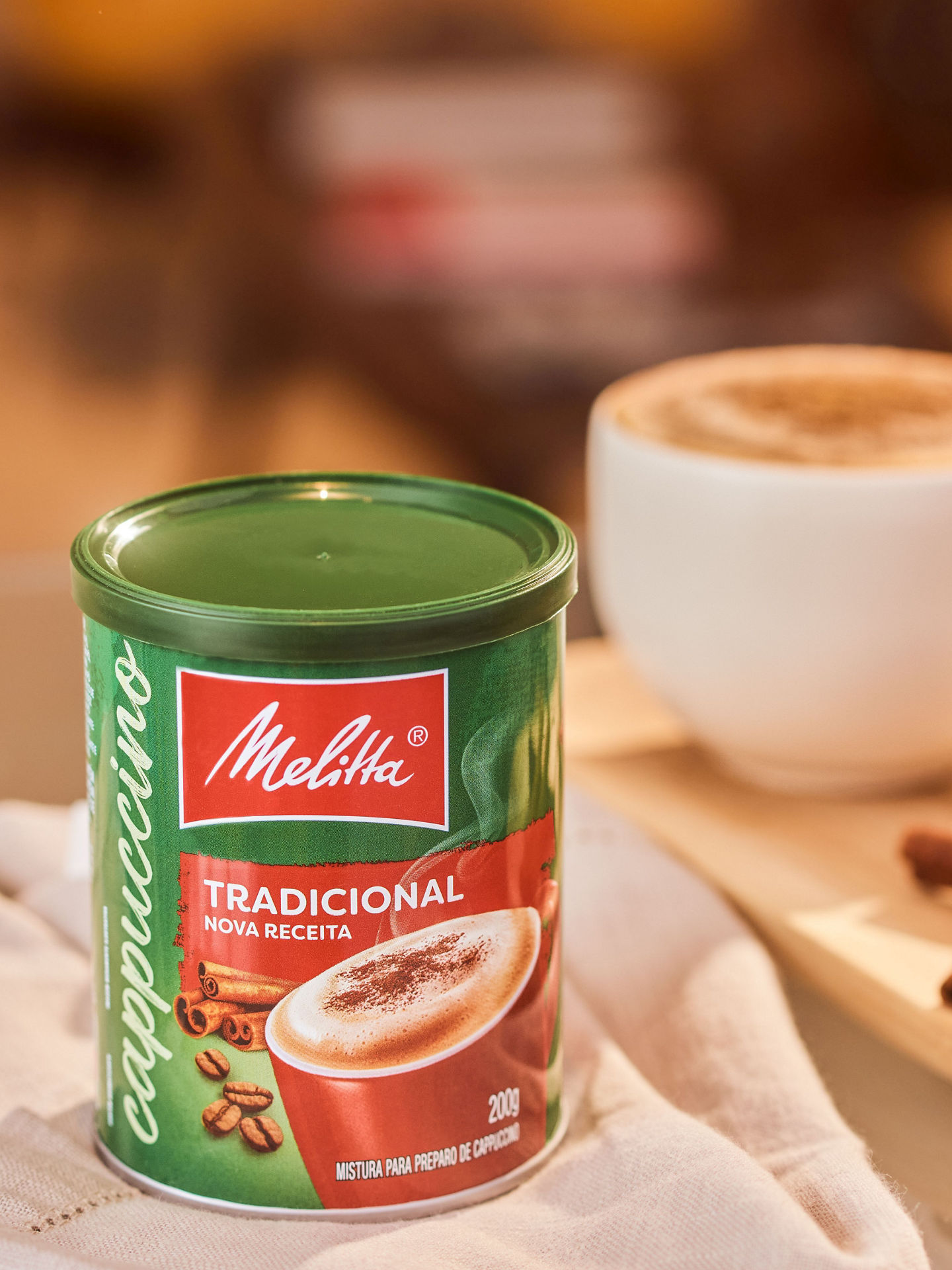 Eine rot-gründe Kaffeedose mit brasilianischem Cappuccino