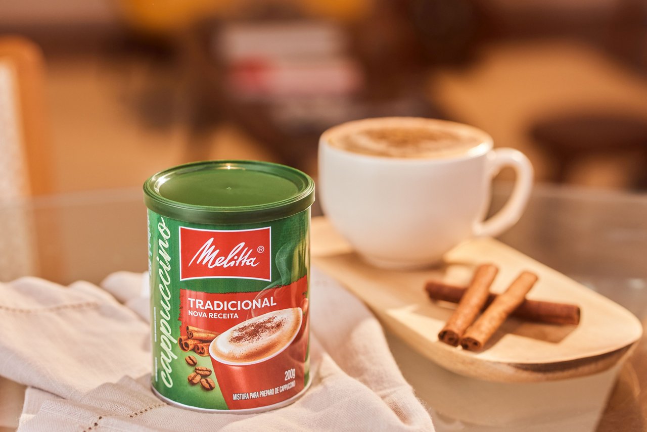 Eine rot-gründe Kaffeedose mit brasilianischem Cappuccino