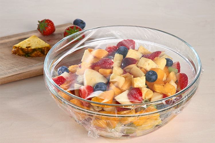 Obstsalatschüssel bedeckt mit Frischhaltefolie
