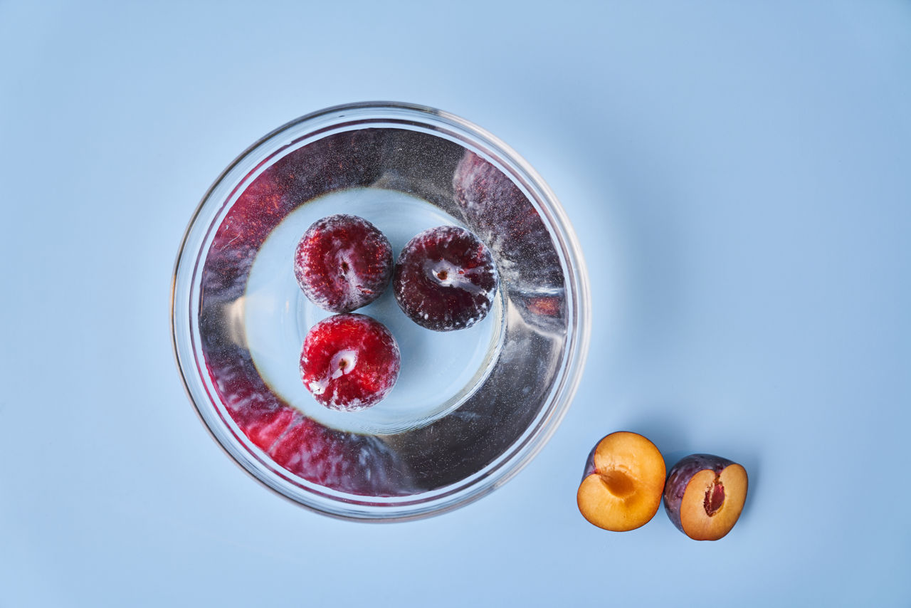 Betterave rouge coupée au couteau sur une planche en bois