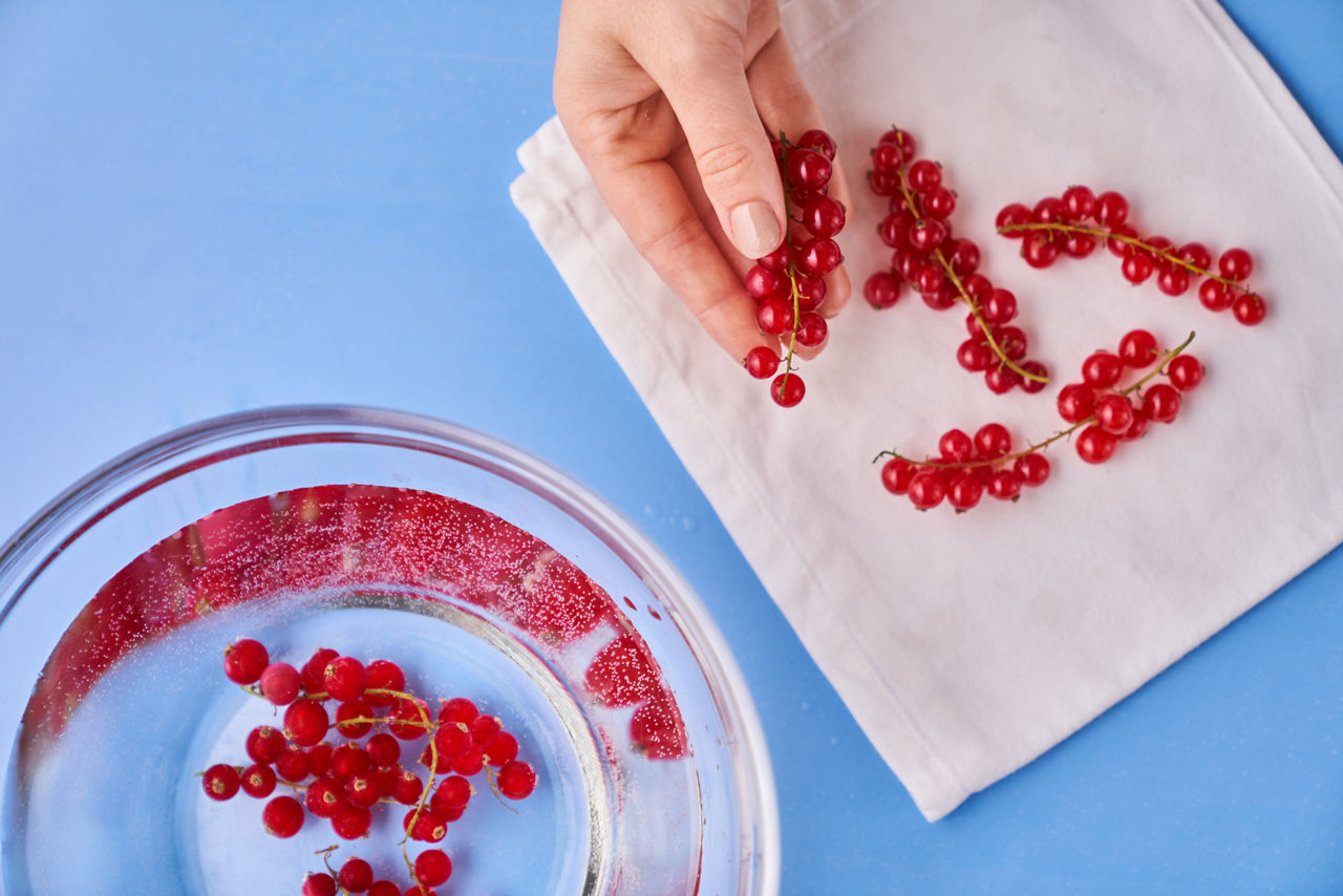 Betterave rouge coupée au couteau sur une planche en bois