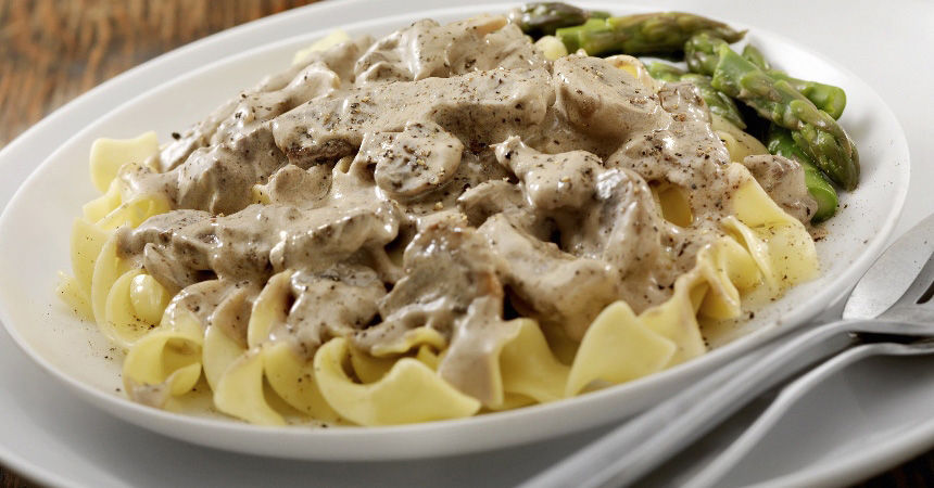 Betterave rouge coupée au couteau sur une planche en bois