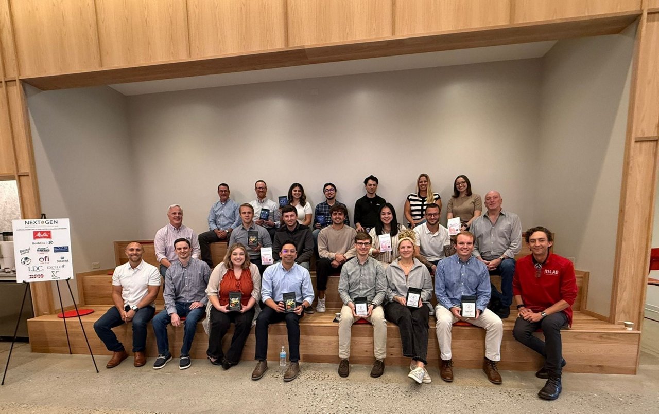 Menschen sitzen auf einer Tribüne in einem Innovationsraum