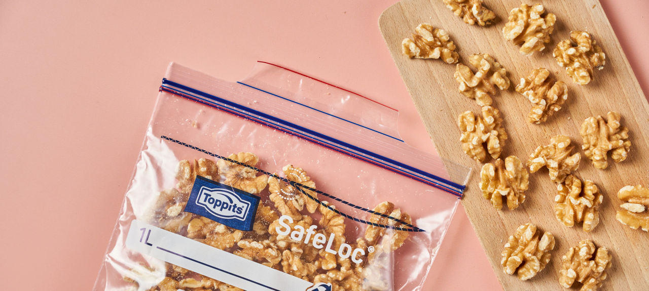 Betterave rouge coupée au couteau sur une planche en bois