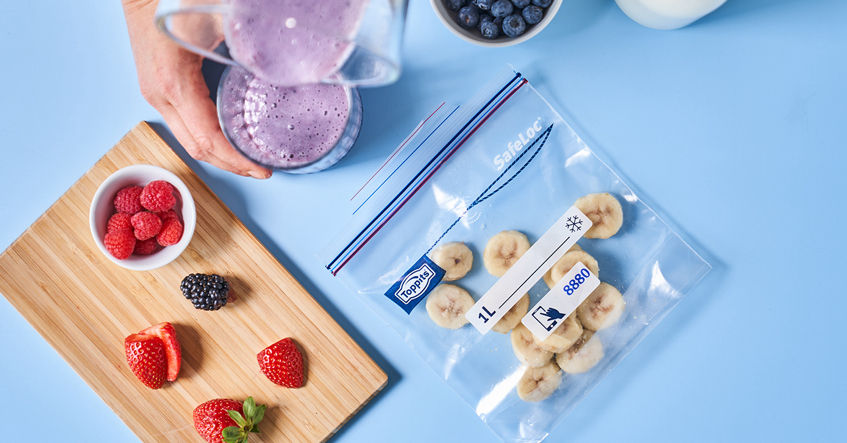 Betterave rouge coupée au couteau sur une planche en bois