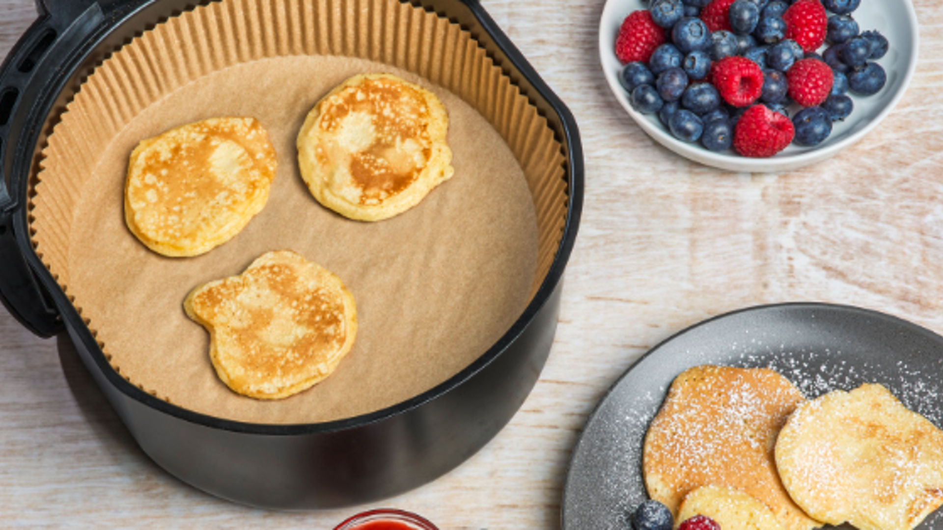 Pancakes dans un Air Fryer avec du papier cuisson Albal®, pot de confiture
