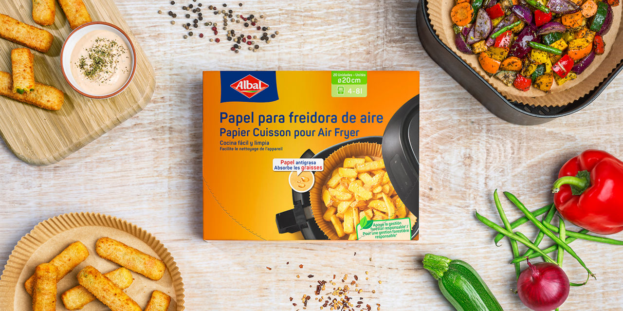 papier cuisson Albal® pour Air Fryer entouré d'ingrédients frais et de préparations culinaires