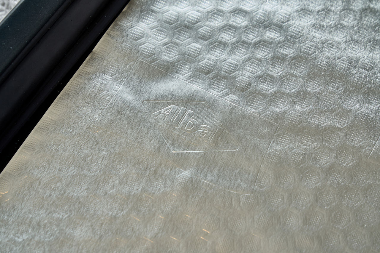 Feuille de Papier Aluminium Albal à la structure alvéolée sur plaque de cuisson