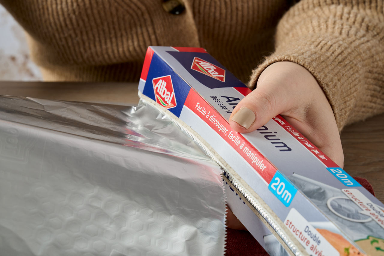  Découpe d'une feuille de Papier Aluminimum Albal résistant 20 m