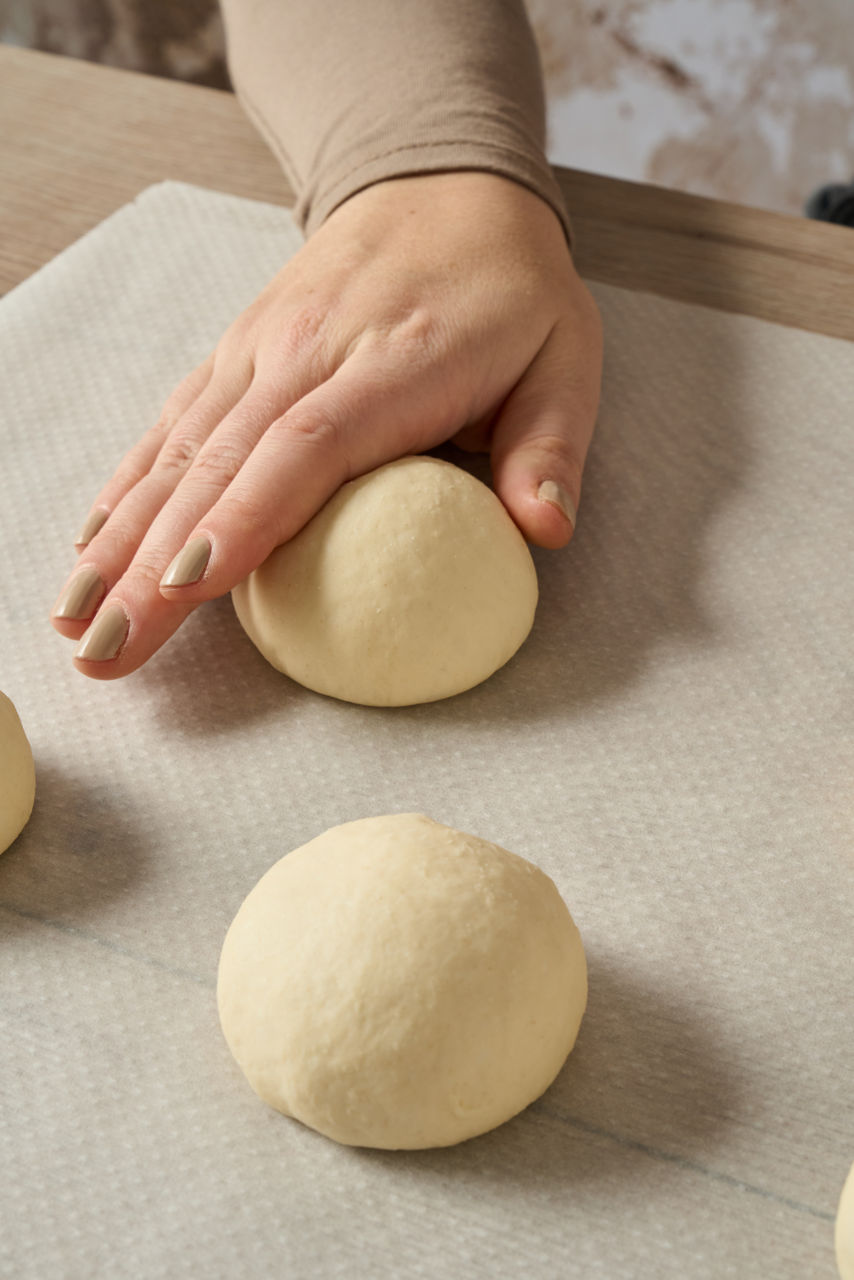  Façonnage de boules de pâte sur du papier cuisson Albal®