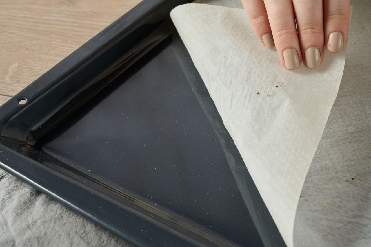 Retrait de papier cuisson Albal® usagé d'une plaque