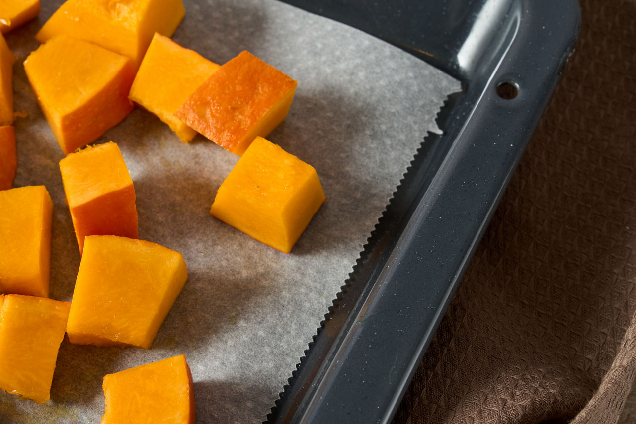  Morceaux de courge sur plaque recouverte de papier cuisson Albal®