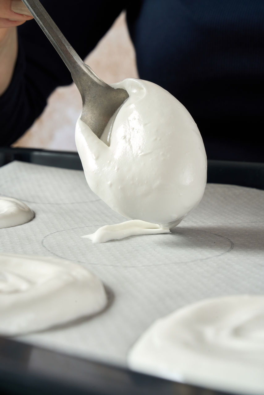  Réalisation de meringues sur une plaque recouverte de papier cuisson Albal®