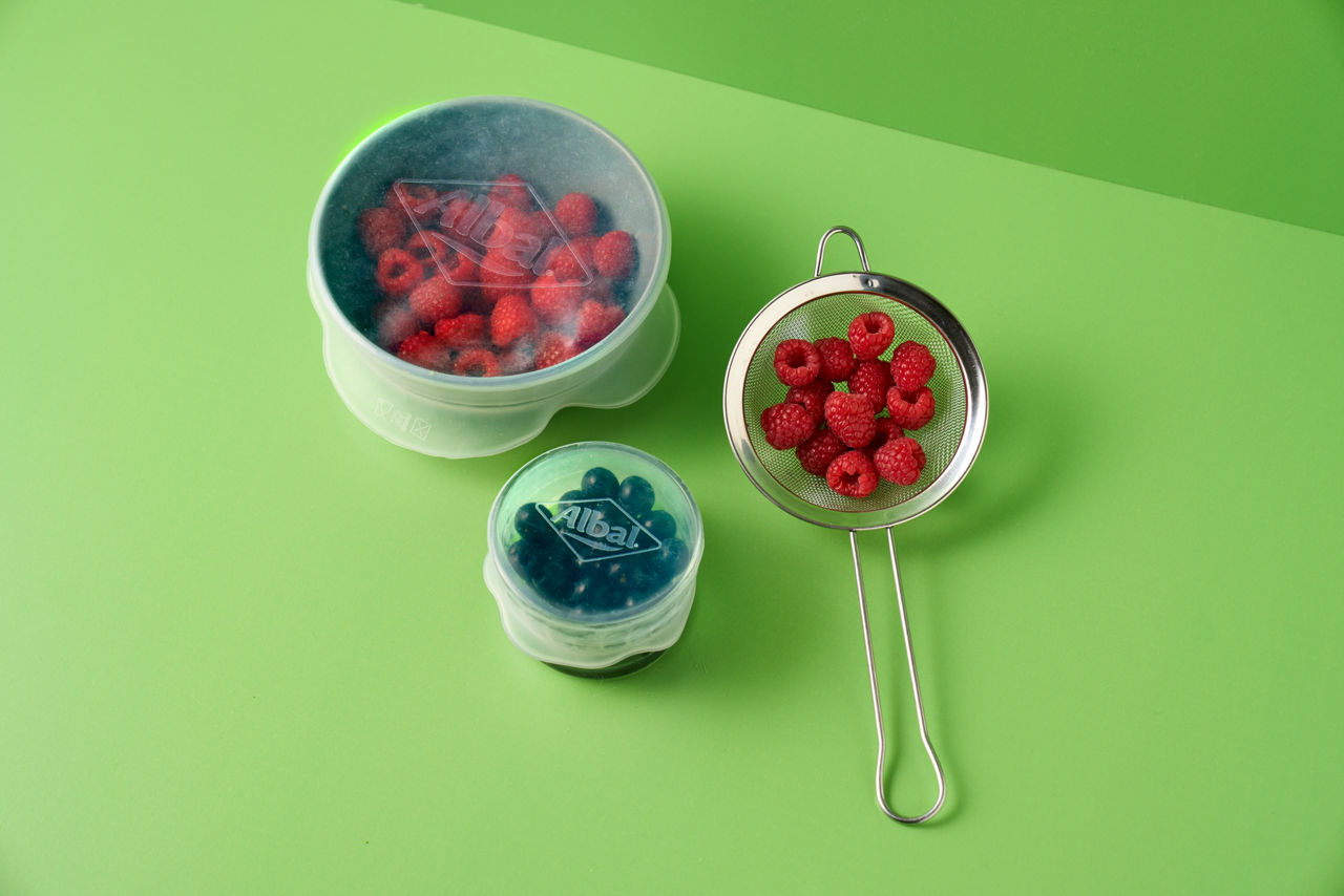                            Bols remplis de fruits rouges et recouverts de couvre-plats en silicone Albal   