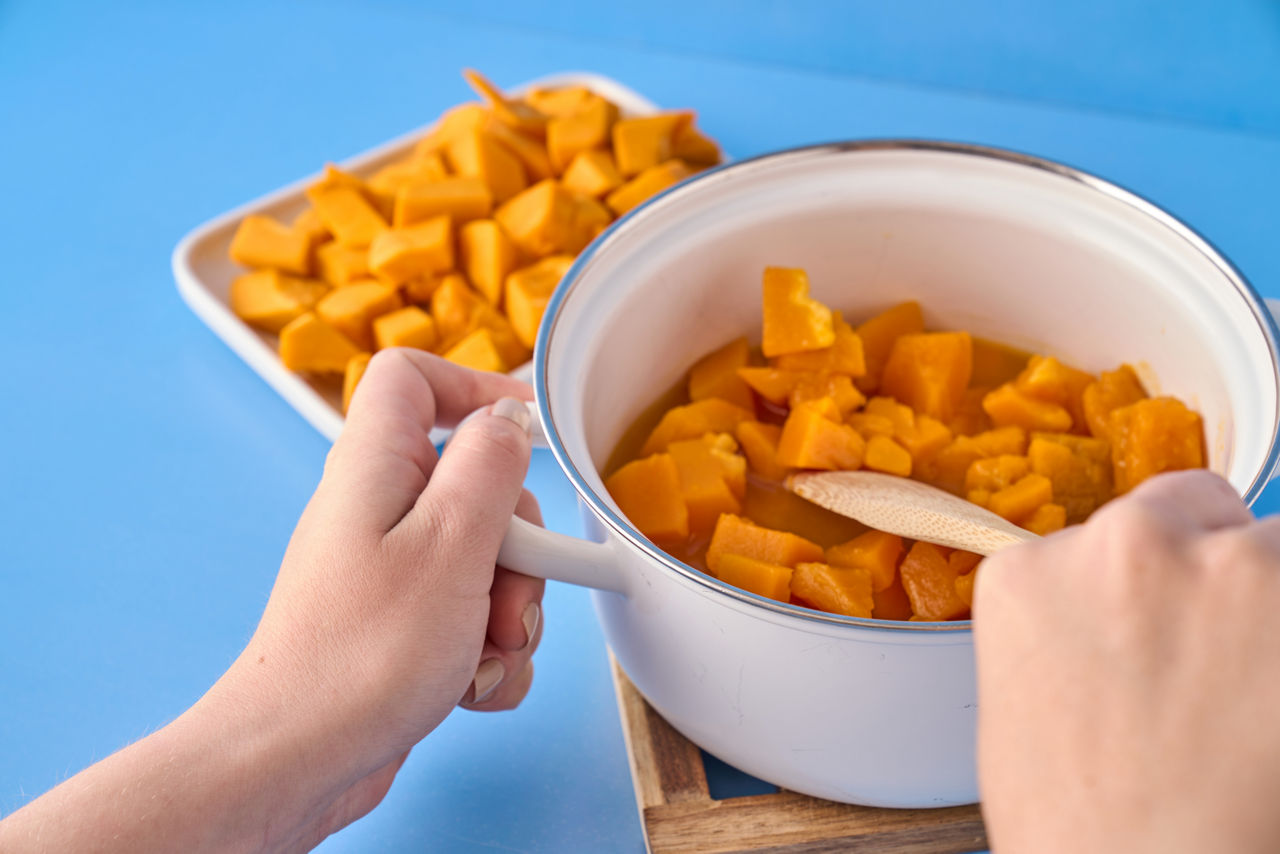 Betterave rouge coupée au couteau sur une planche en bois