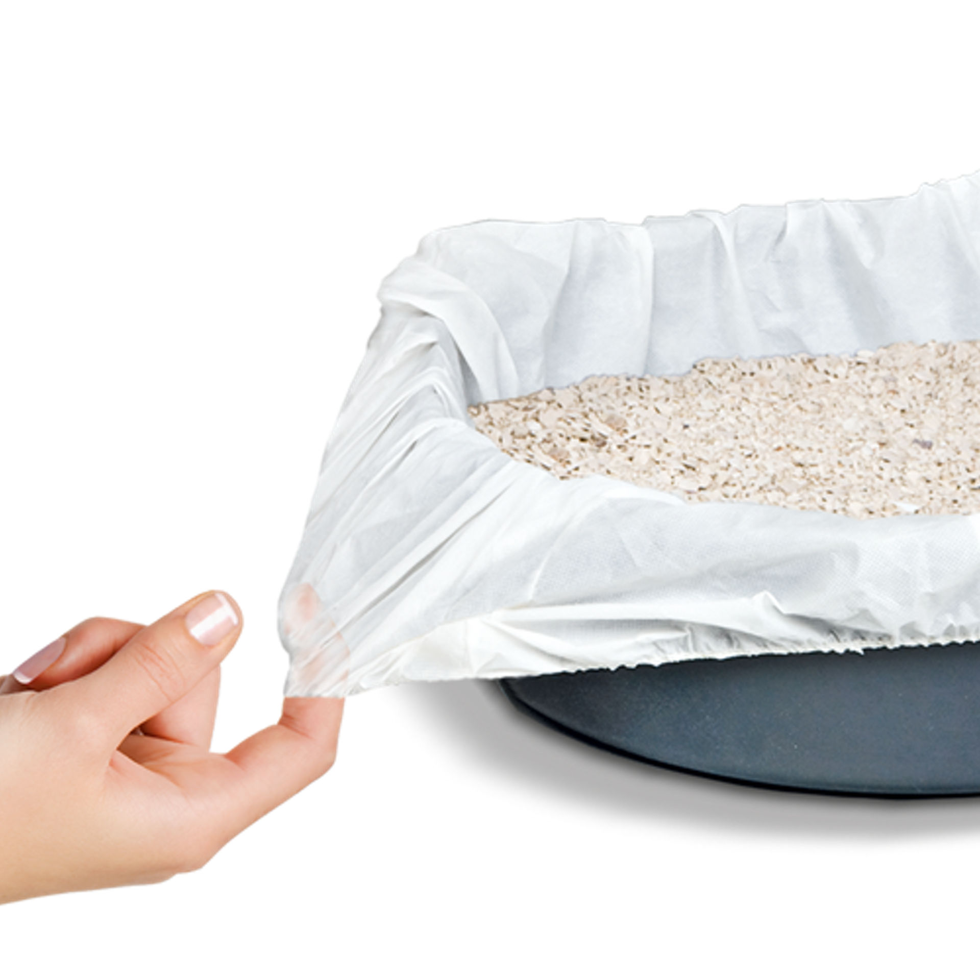 Bac à litière noir équipé d’une protection jetable blanche remplie de litière claire, isolé sur fond neutre. 