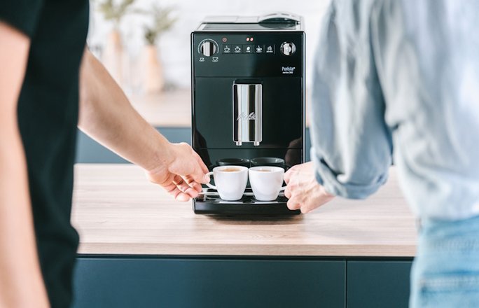 Purista_Best_Coffee_Taste_.jpg – Melitta® Purista coffee machine dispensing coffee into a cup, shown in a clean, minimalistic kitchen environment.