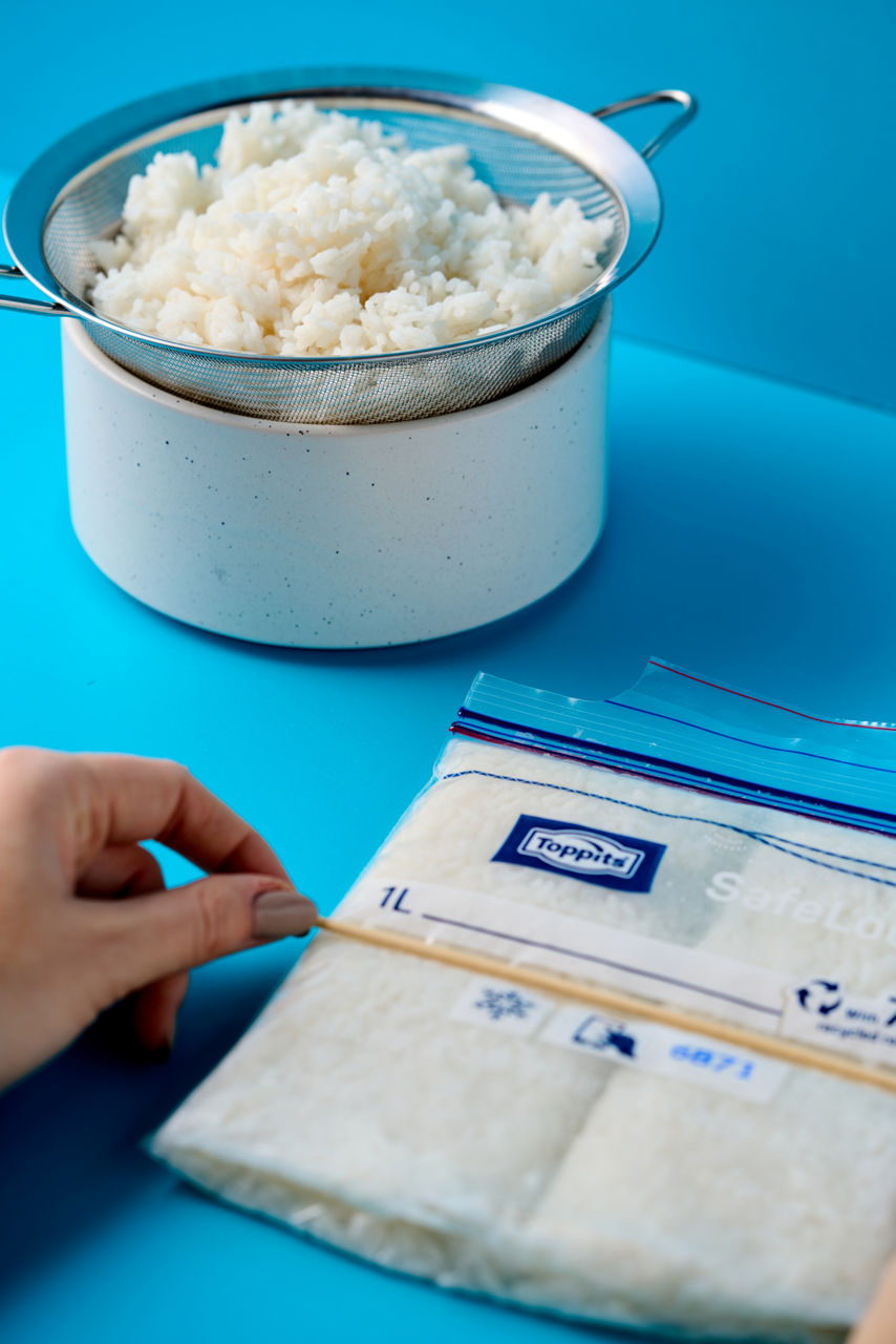 Betterave rouge coupée au couteau sur une planche en bois