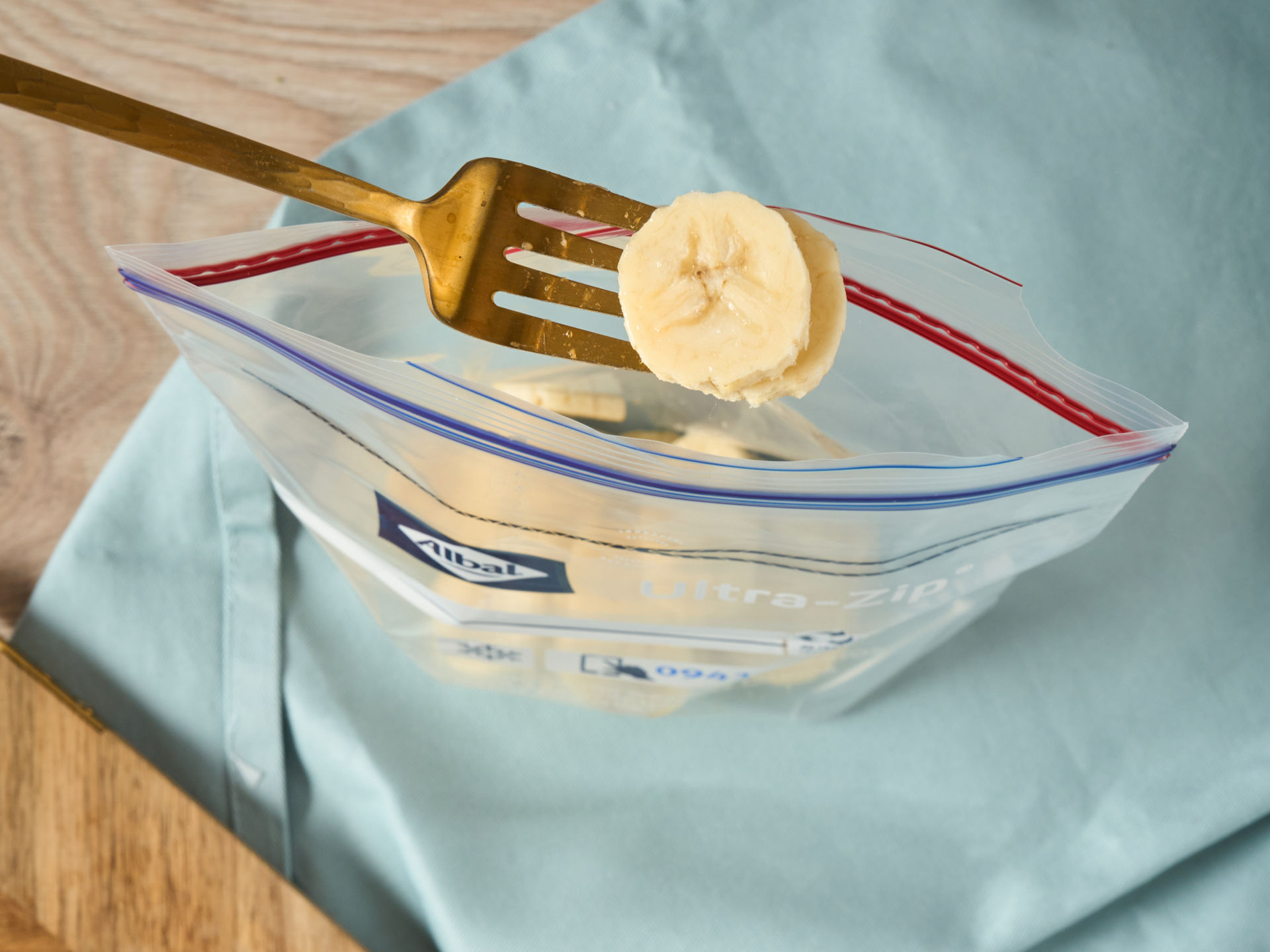 Remplissage d'un sac congélation Ultra-Zip Albal avec des bananes en tranches