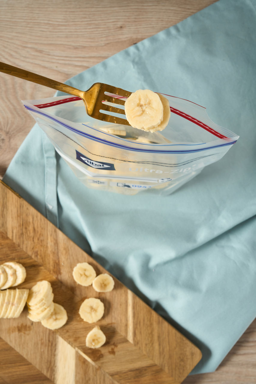 Remplissage d'un sac congélation Ultra-Zip Albal avec des bananes en tranches