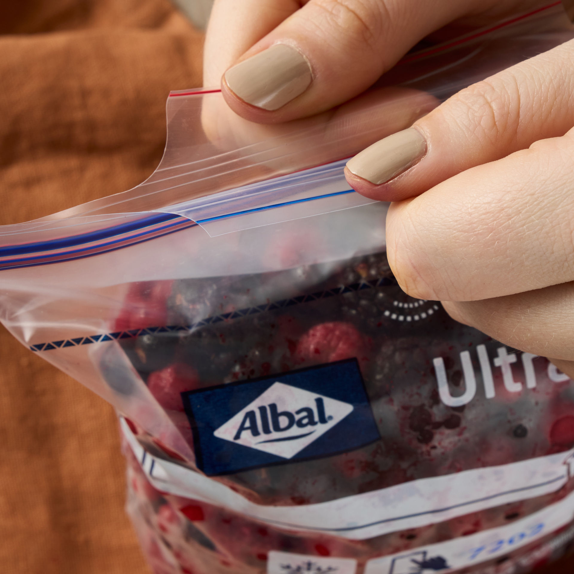  Ouverture d'un sac congélation Ultra-Zip Albal rempli de fruits rouges