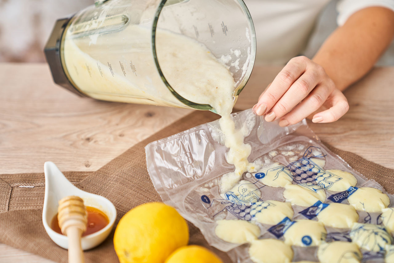 Remplissage d'un sachet de glaçons Albal avec une préparation mixée, miel et deux citrons