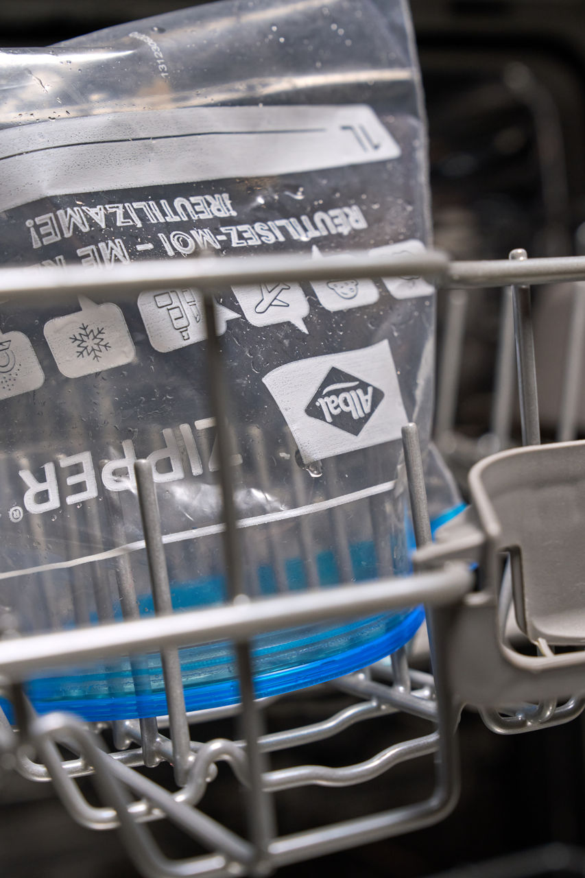 Sac Zipper Albal réutilisable disposé à l'envers dans un lave-vaisselle