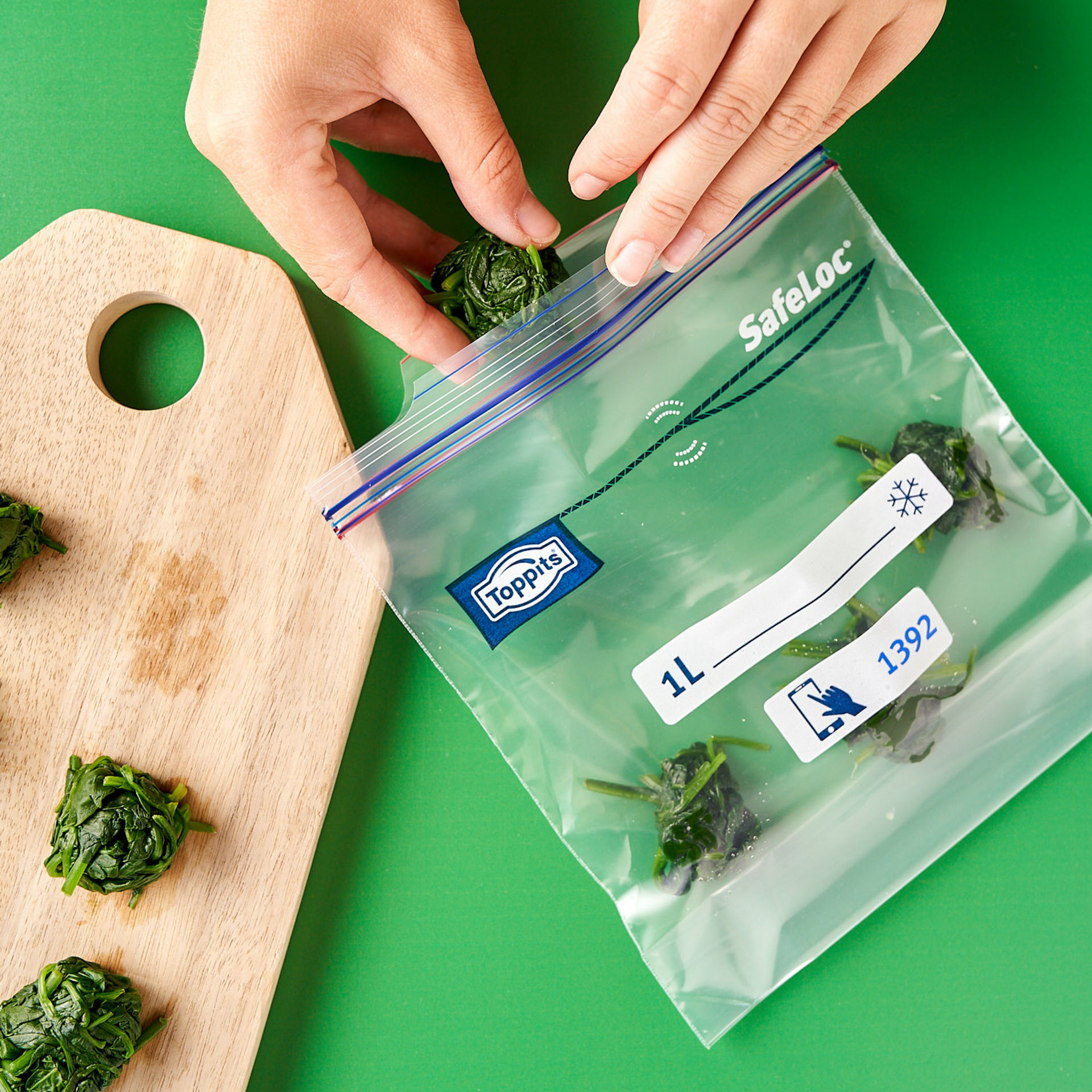 Pochette zippée dans une boîte en bois entourée de fruits et légumes