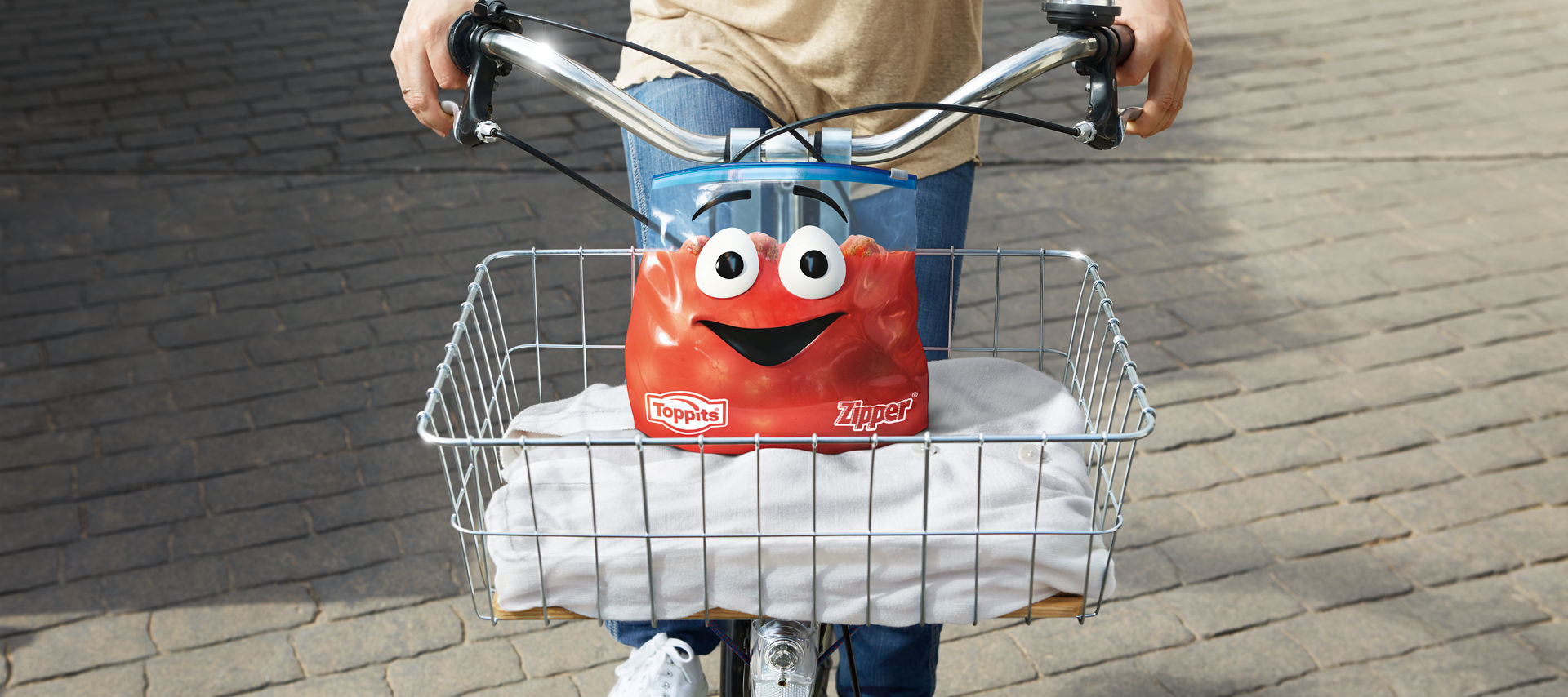 Toppi gefüllt mit Tomatensoße im Fahrradkorb